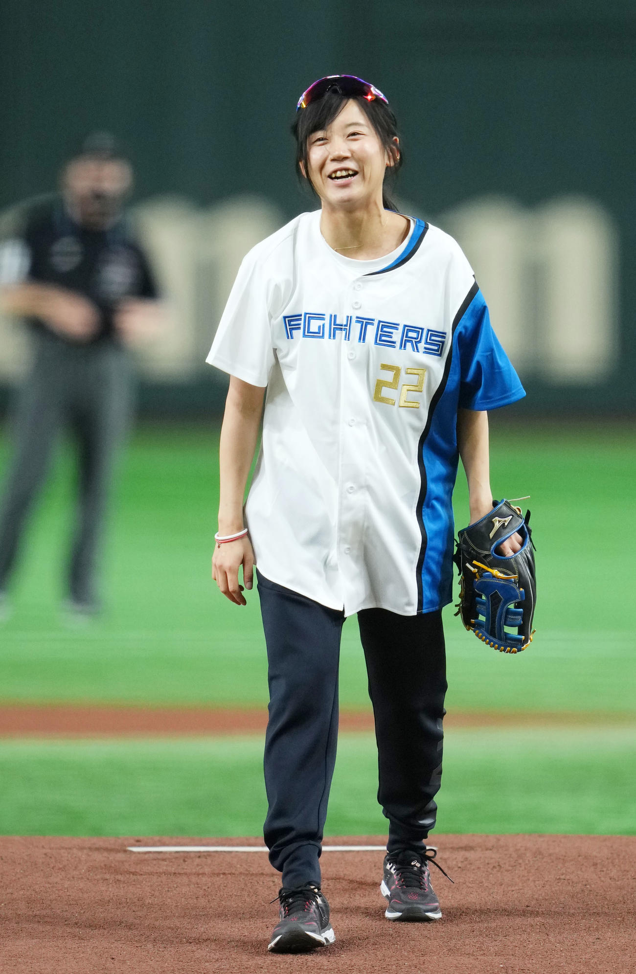 日本ハム対オリックス　始球式を終え笑顔を見せるスピードスケートの高木（撮影・横山健太）
