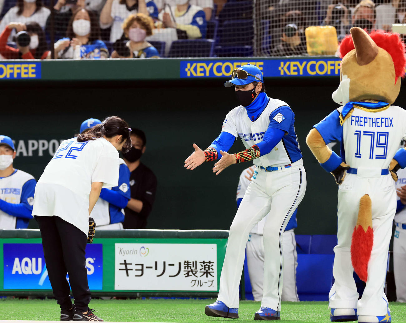 日本ハム対オリックス　始球式を務めた高木美帆（左）を笑顔で迎える日本ハム新庄監督（撮影・浅見桂子）