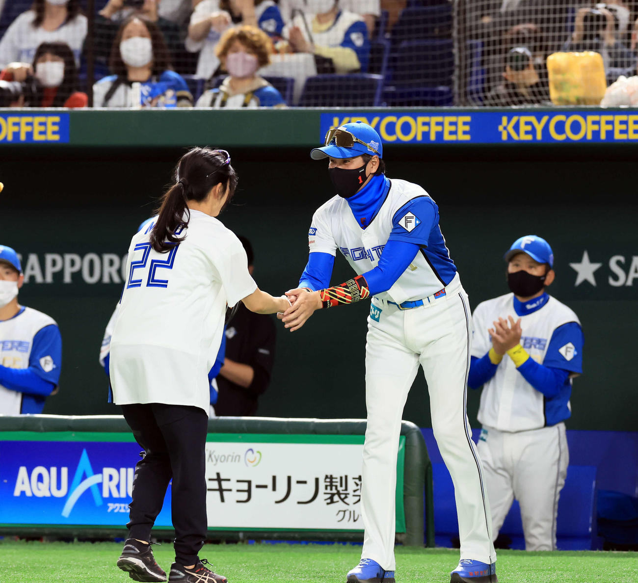 日本ハム対オリックス　始球式を務めた高木美帆（左）を笑顔で迎える日本ハム新庄監督（撮影・浅見桂子）