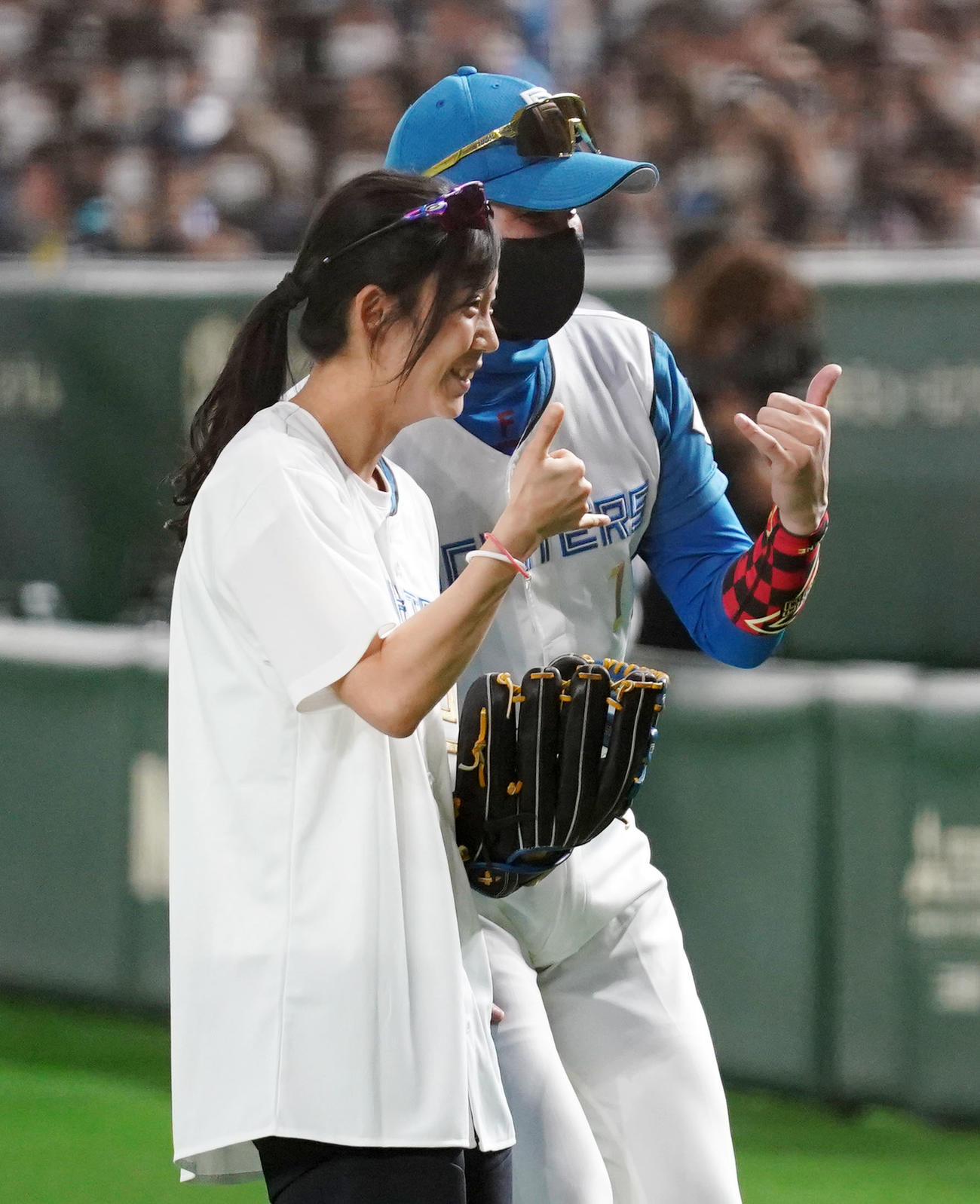 日本ハム対オリックス　始球式を終え日本ハム新庄監督（右）とポーズを決めるスピードスケートの高木（撮影・横山健太）