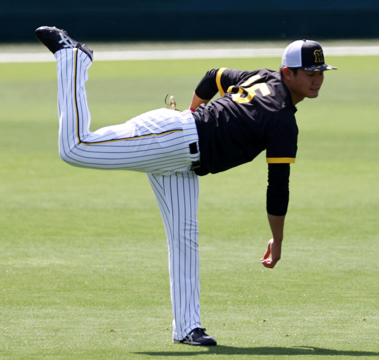 阪神対中日　練習でキャッチボールする西純（撮影・加藤哉）