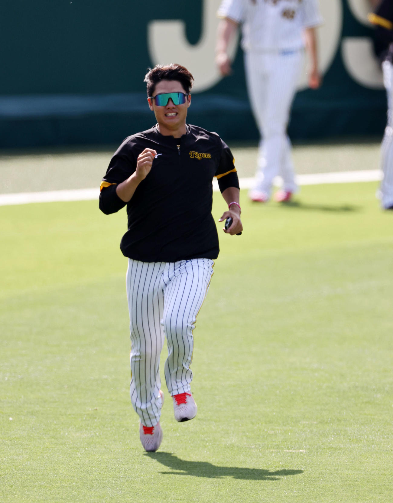阪神対中日　練習でダッシュする西純（撮影・加藤哉）
