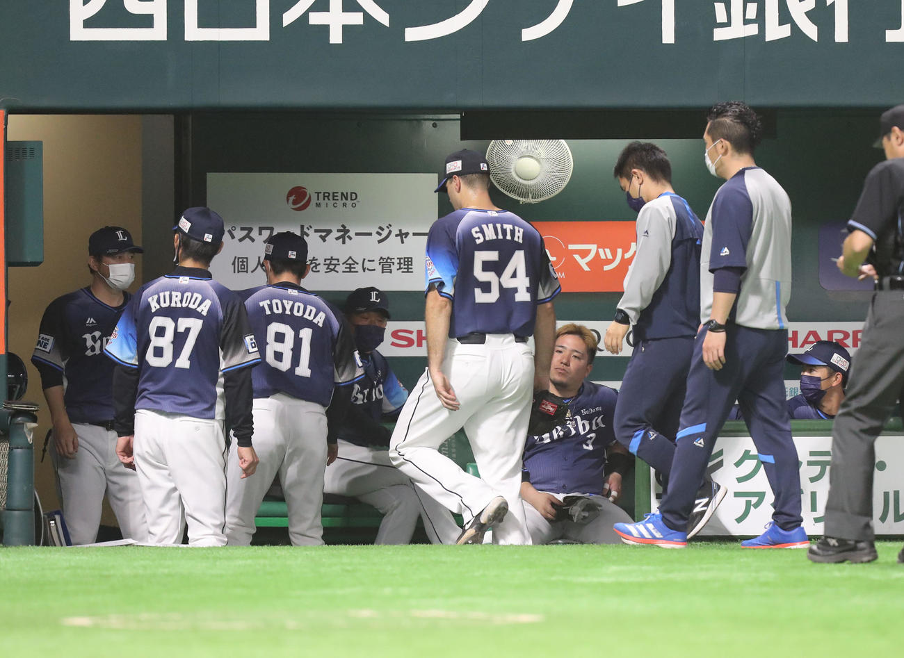 ソフトバンク対西武　2回裏ソフトバンク1死満塁、マウンドを降りるスミス（撮影・屋方直哉）