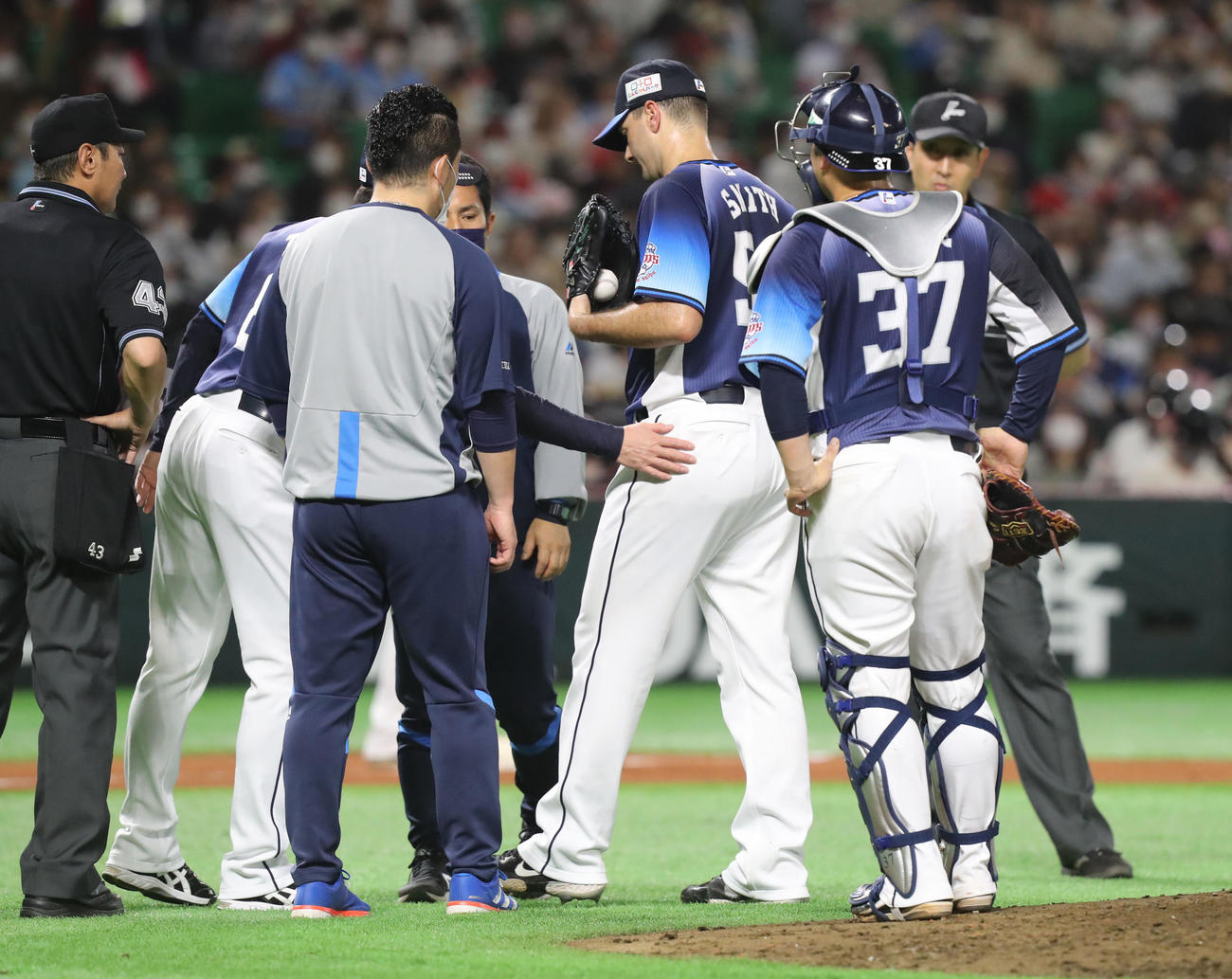 ソフトバンク対西武　2回裏ソフトバンク1死満塁、マウンドを降りるスミス（撮影・屋方直哉）