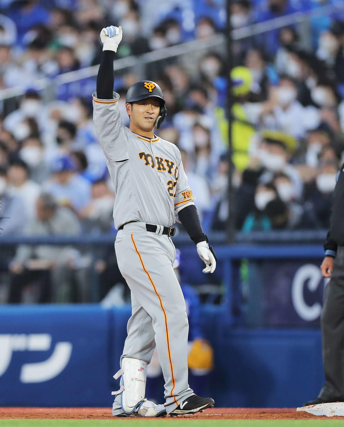DeNA対巨人　2回表巨人無死一、三塁、右前適時打を放ち、ガッツポーズする岸田（撮影・河田真司）