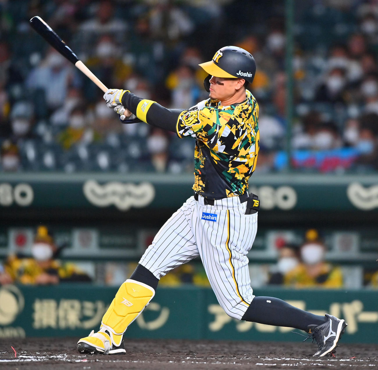阪神対中日　4回裏阪神無死一塁、右前打を放つ佐藤輝（撮影・和賀正仁）