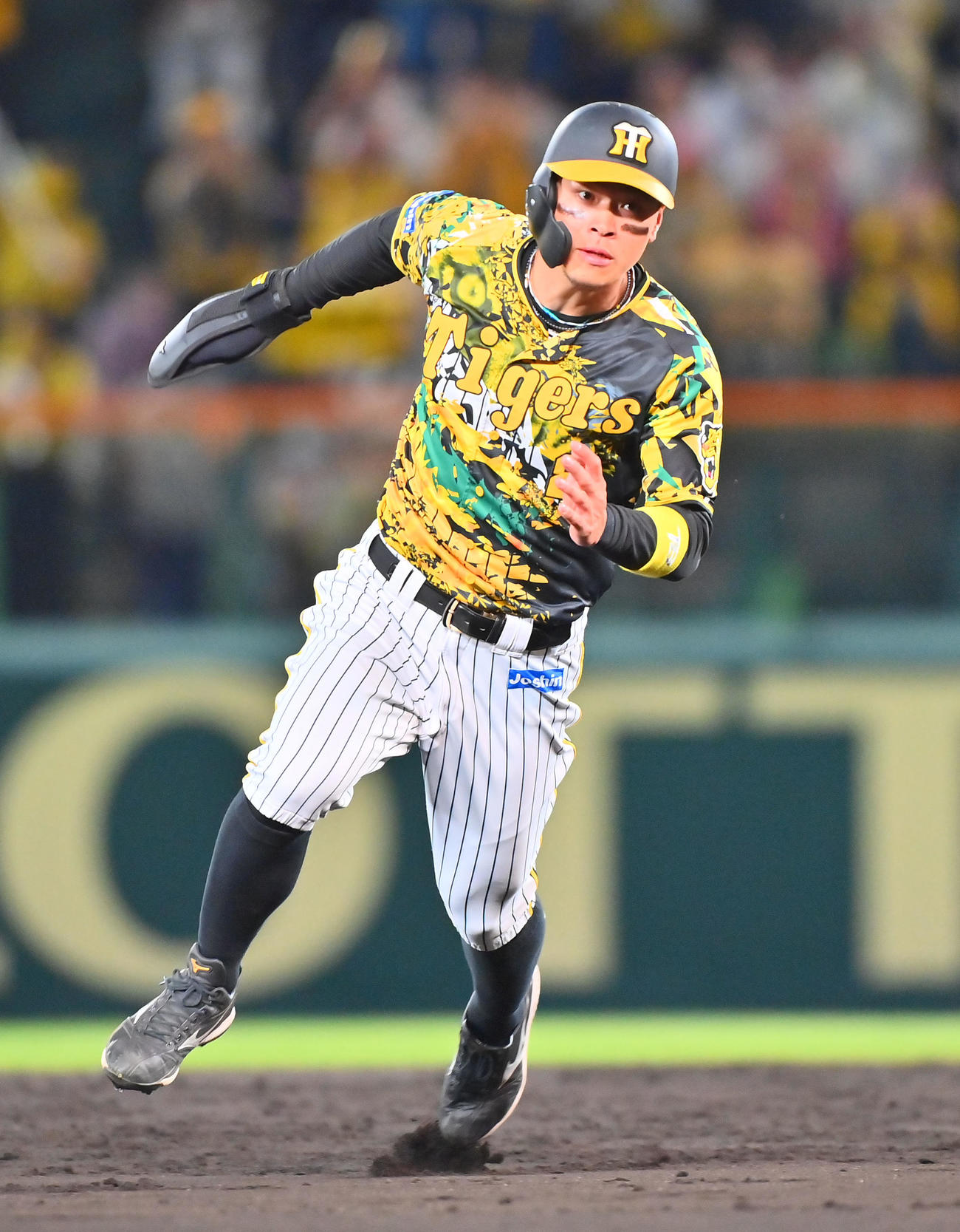 阪神対中日　4回裏阪神無死一、三塁、糸井嘉男の右前打で三塁に進む佐藤輝（撮影・和賀正仁）
