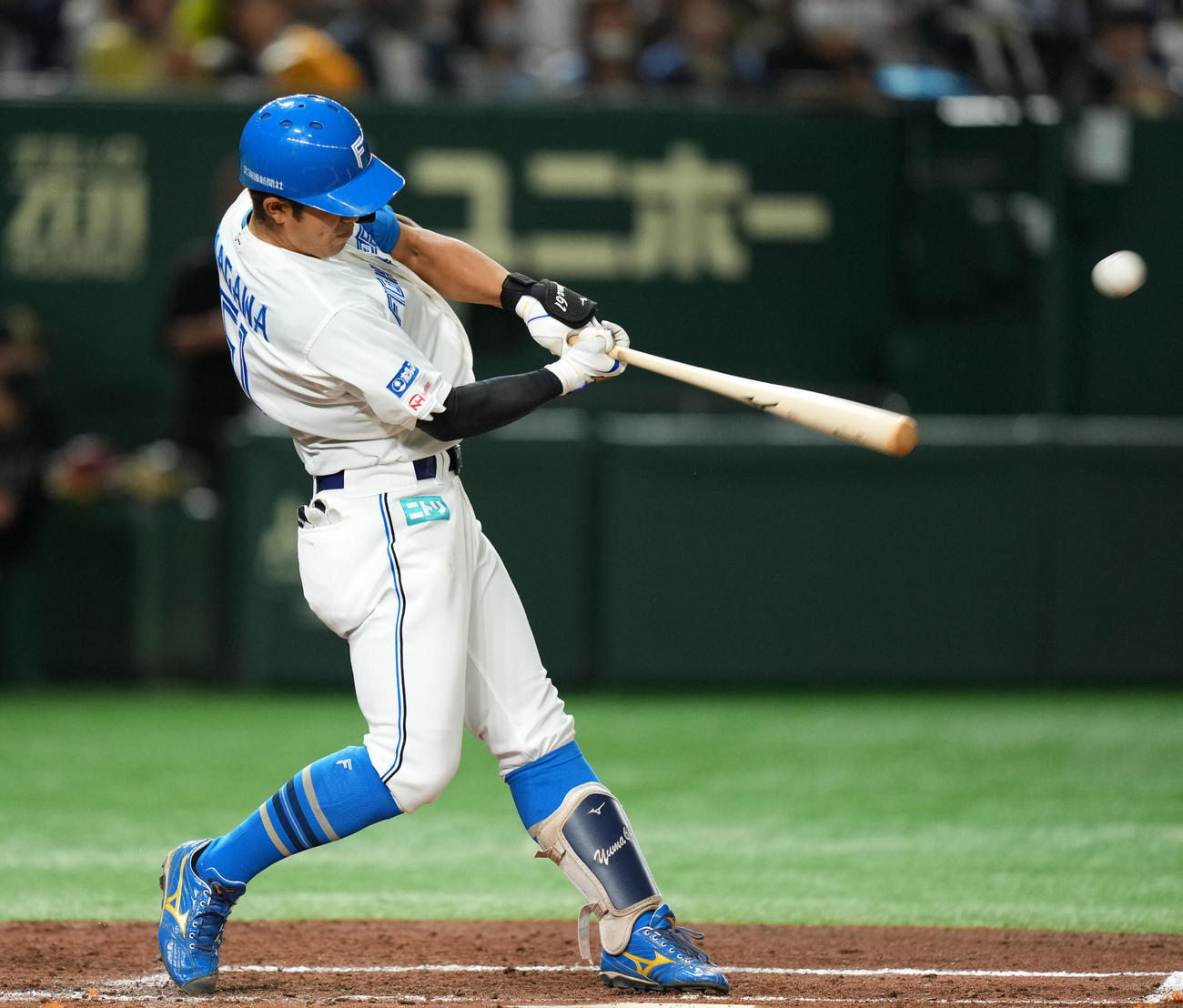 日本ハム対オリックス　3回裏日本ハム無死、2打席連発となる左越え本塁打を放つ今川（撮影・横山健太）