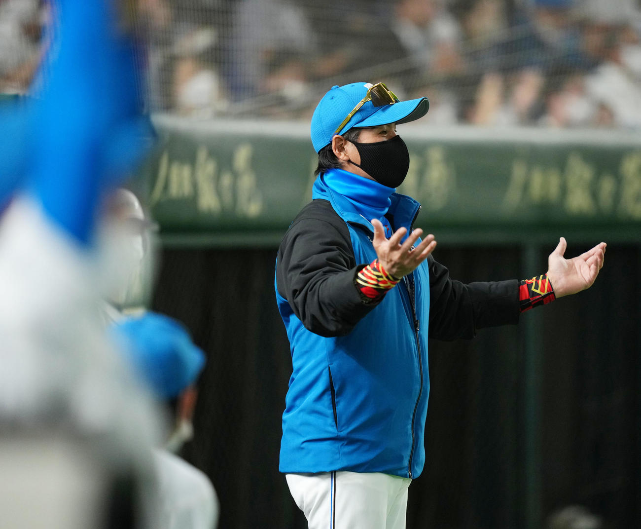 日本ハム対オリックス　3回裏日本ハム無死、今川が2打席連発となる左越え本塁打を放ち驚いた表情を見せる新庄監督（撮影・横山健太）