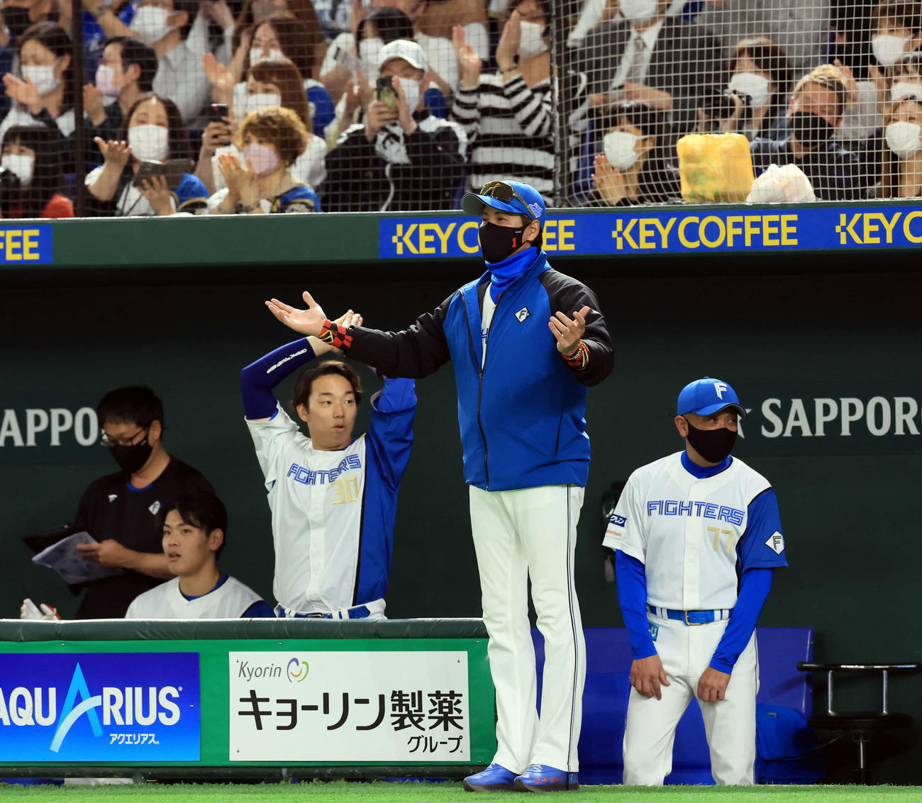 日本ハム対オリックス　3回裏日本ハム無死、今川が2打席連続の本塁打を放ち、驚いた表情で手を広げる新庄監督（撮影・浅見桂子）