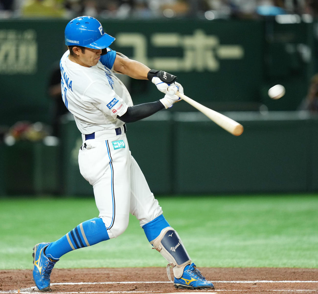 日本ハム対オリックス　1回裏日本ハム無死一塁、左越え2点本塁打を放つ今川（撮影・横山健太）