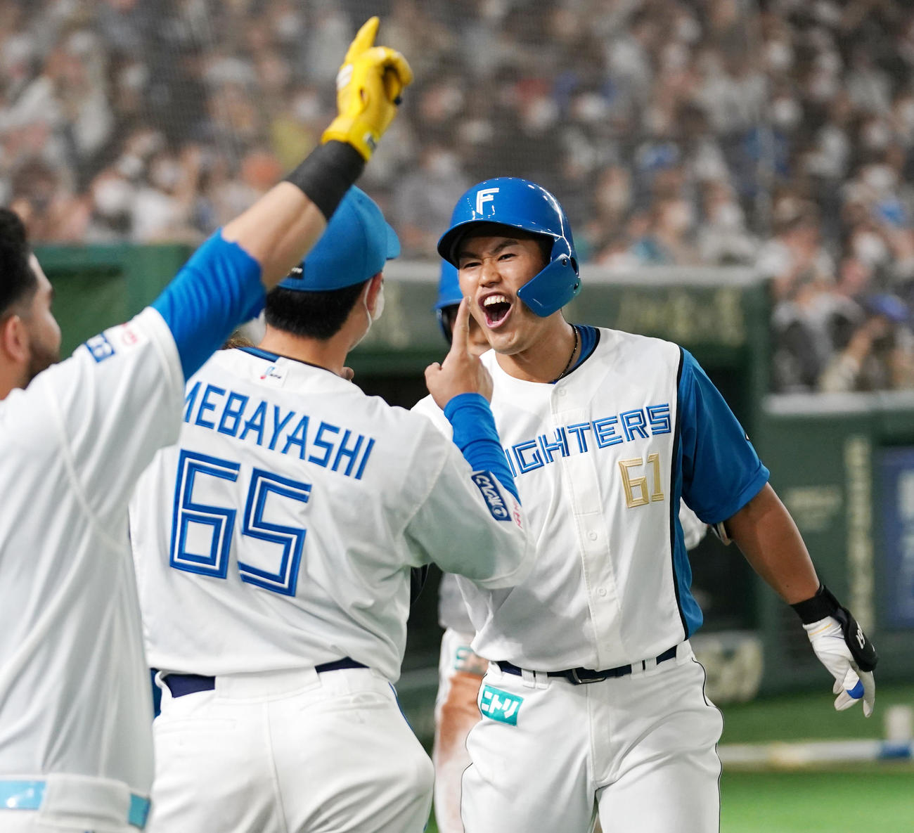 日本ハム対オリックス　1回裏日本ハム無死一塁、左越え2点本塁打を放ちタッチを交わす今川（撮影・横山健太）