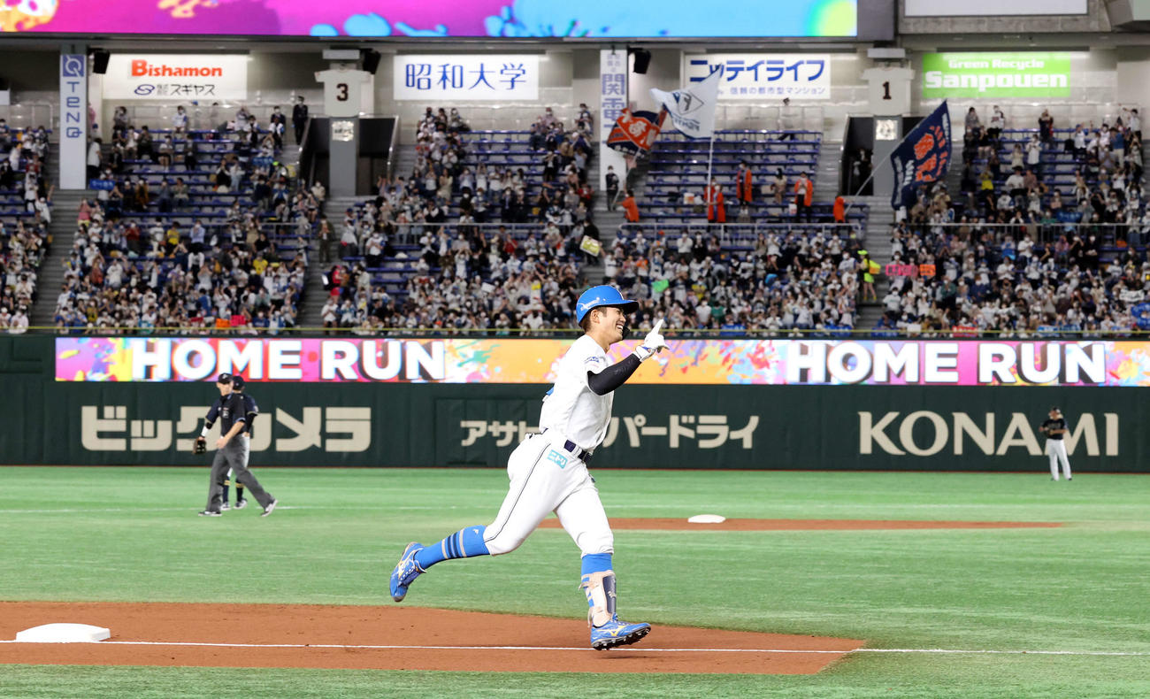 日本ハム対オリックス　3回裏日本ハム無死、今川は2打席連続の本塁打を放ち、笑顔で指を突き上げ三塁を回る（撮影・浅見桂子）