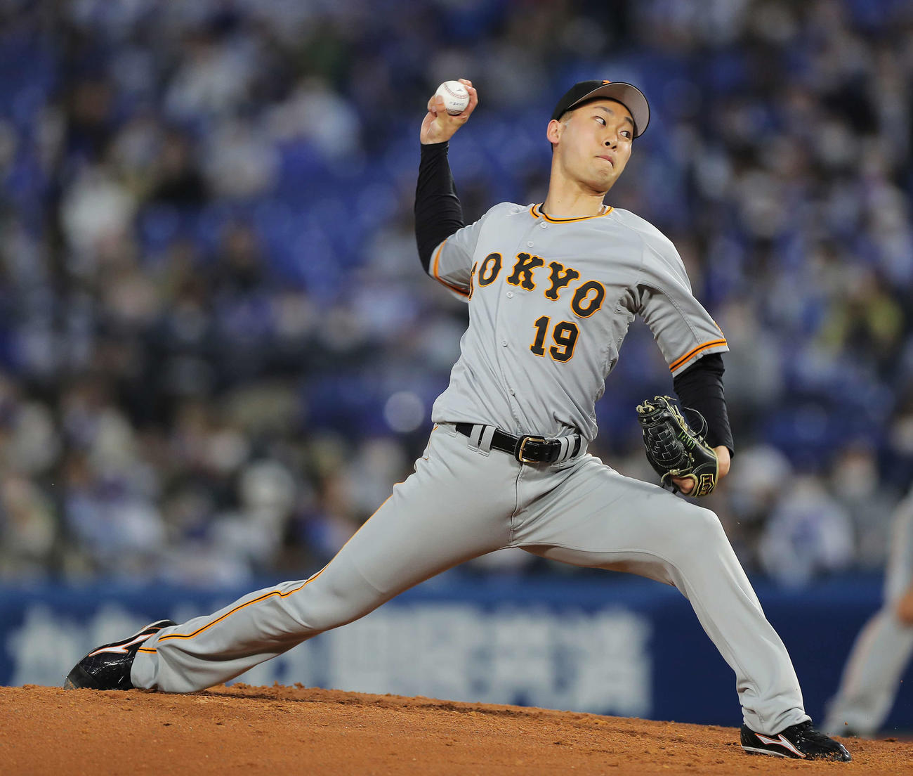DeNA対巨人　2回裏、力投する山崎伊（撮影・河田真司）