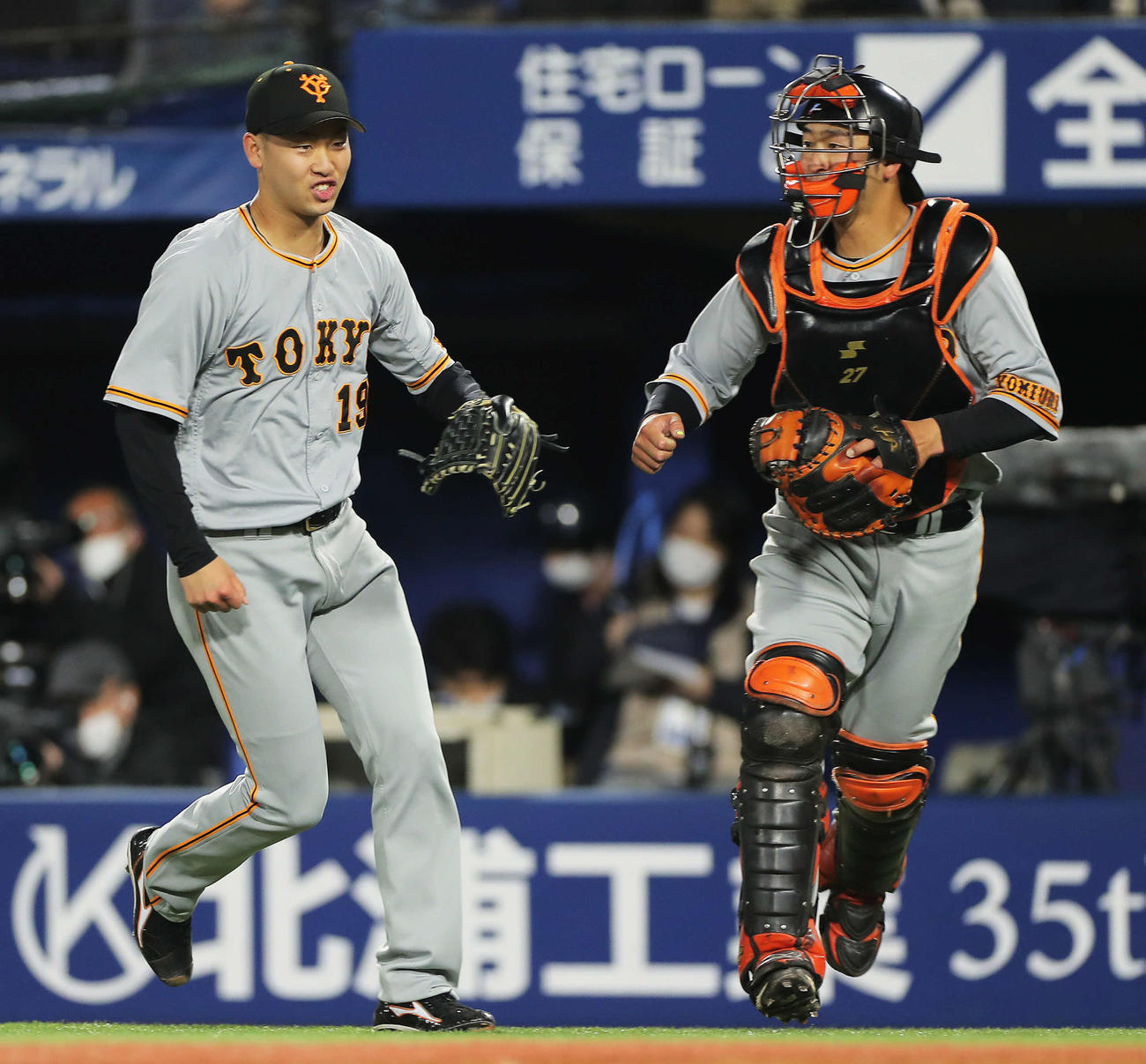 DeNA対巨人　3回裏を抑え、タッチを交わす山崎伊（左）と岸田（撮影・河田真司）