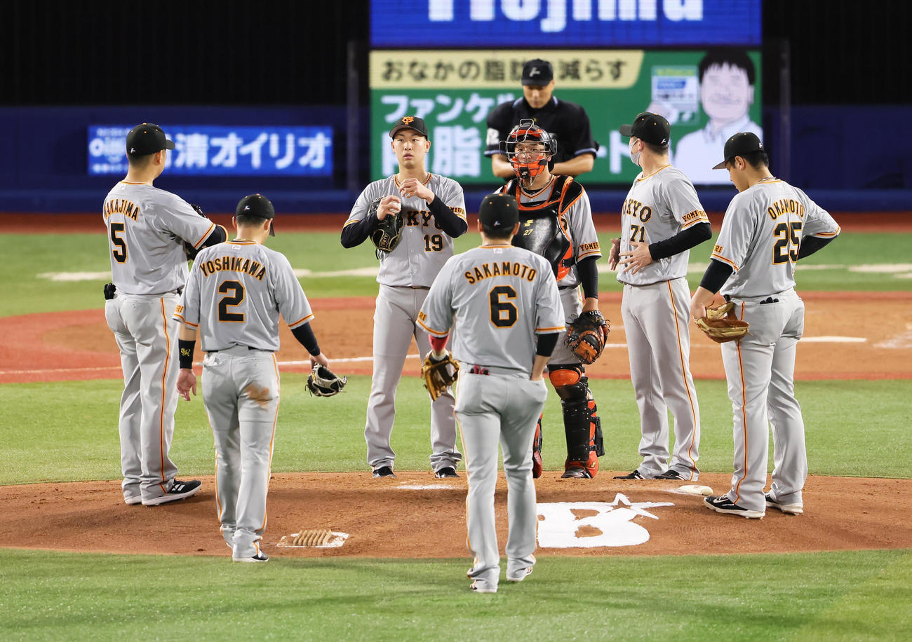 DeNA対巨人　5回裏ピンチを迎え、マウンドに集まる巨人山崎伊（後方中央左）ら（撮影・足立雅史）