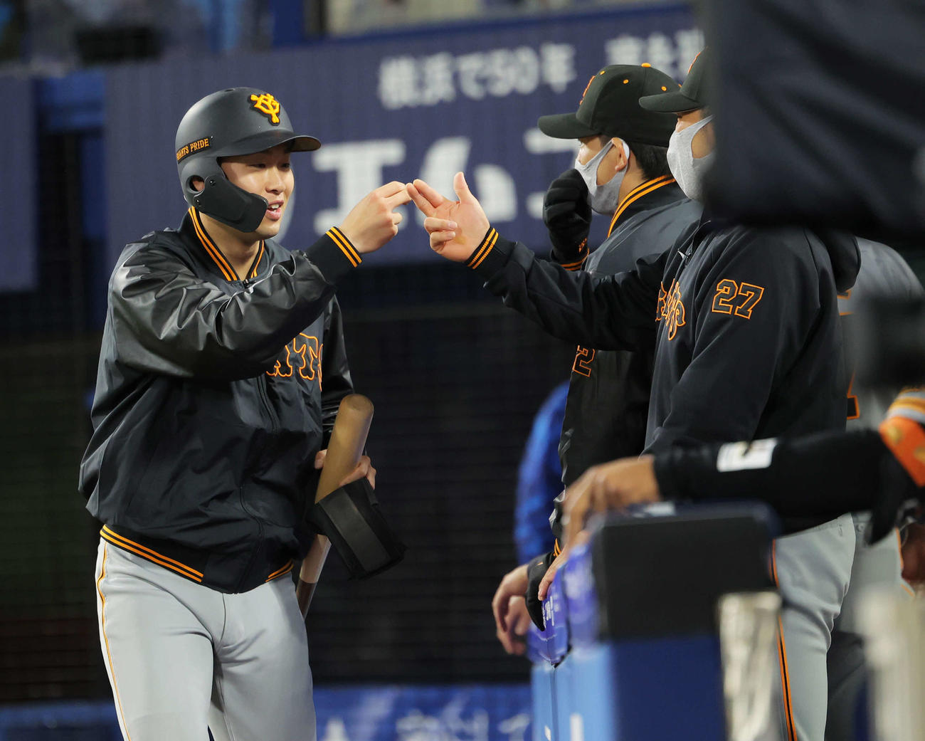 DeNA対巨人　6回表巨人2死一、三塁、坂本の左前適時打で生還し、ベンチナインに迎えられる山崎伊（撮影・河田真司）