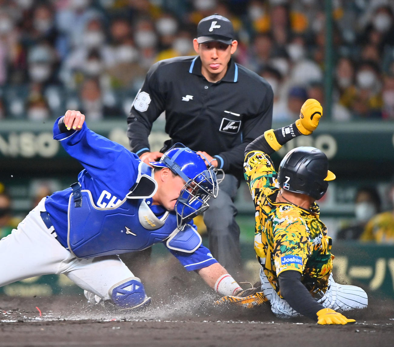 阪神対中日　4回裏阪神1死二、三塁、坂本の打球で生還する糸井、捕手木下拓（撮影・和賀正仁）