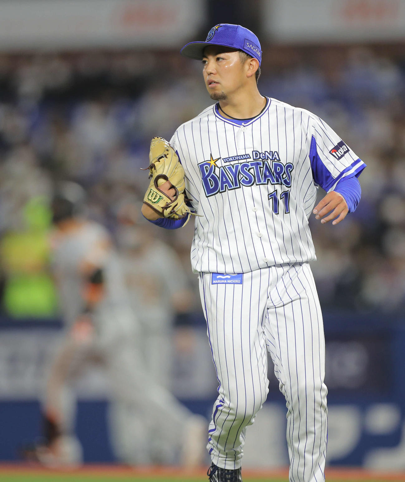 DeNA対巨人　4回表巨人無死、中島に左前打を許し浮かない表情の東（撮影・河田真司）