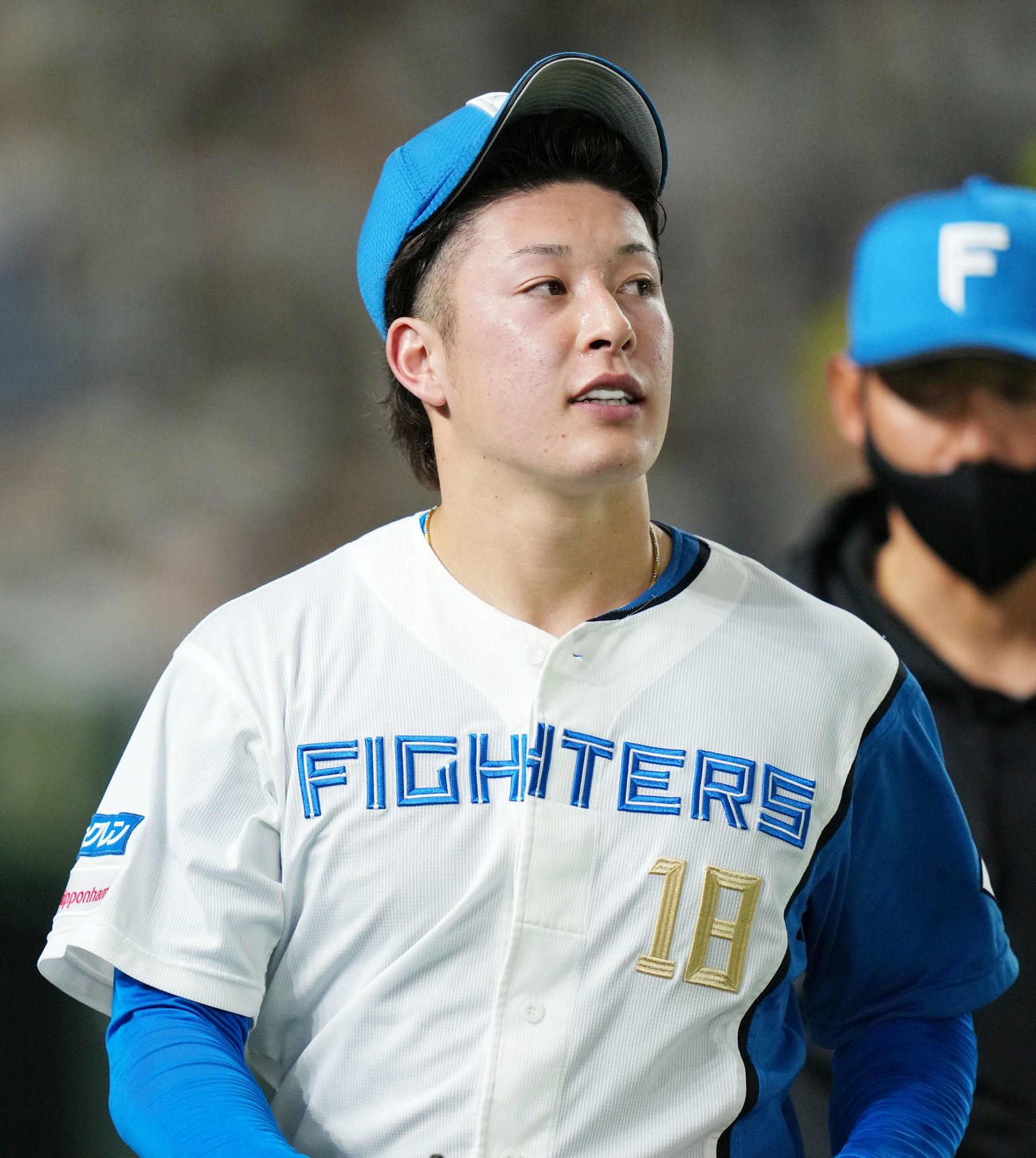 日本ハム対オリックス　8回表途中でマウンドを降りる日本ハム吉田（撮影・横山健太）