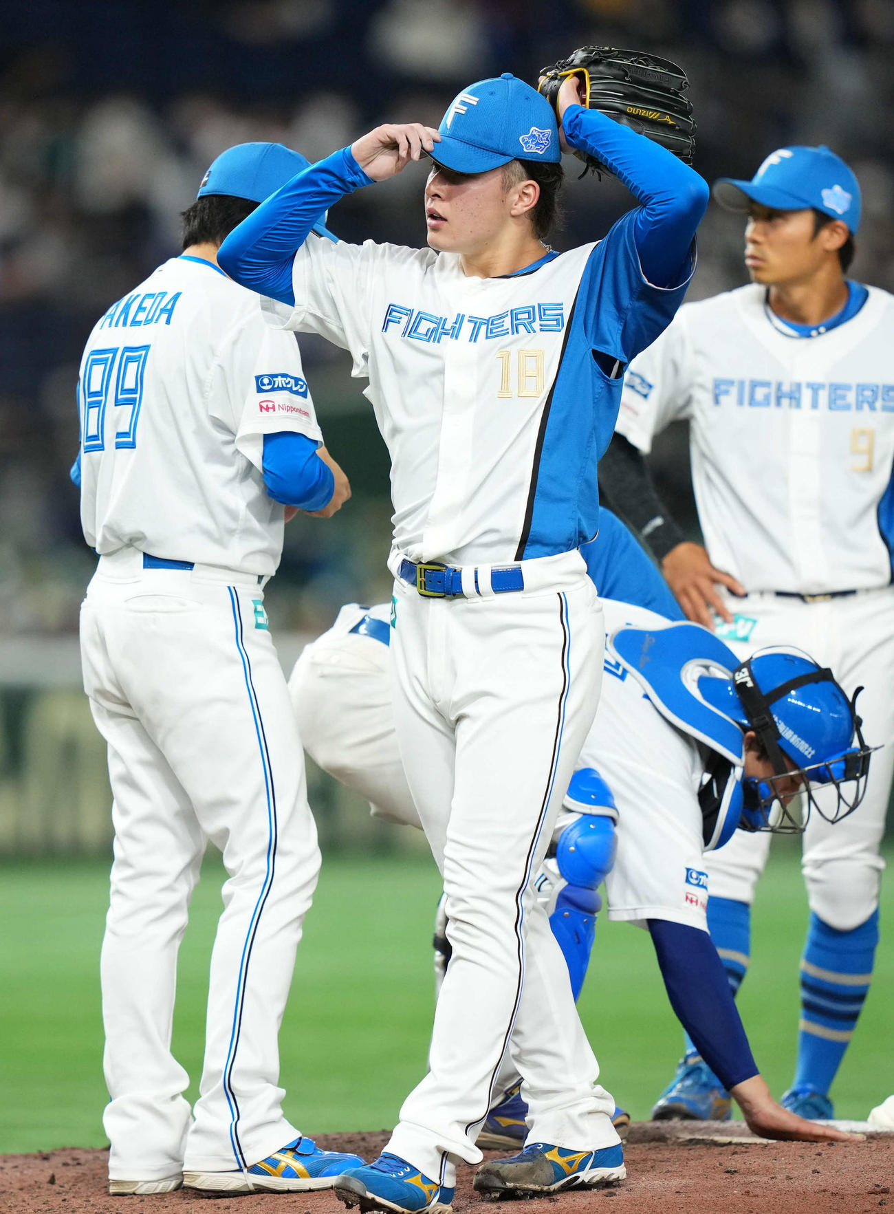 日本ハム対オリックス　8回表途中でマウンドを降りる日本ハム吉田（撮影・横山健太）