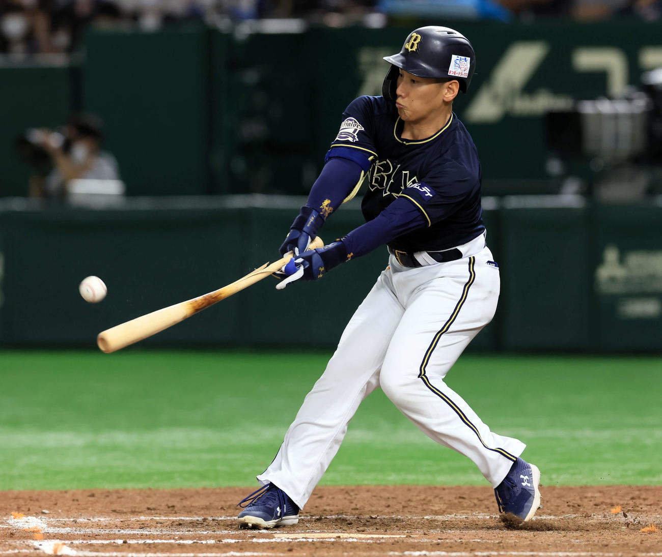 日本ハム対オリックス　8回表オリックス2死二、三塁、吉田正は左適時打を放つ（撮影・浅見桂子）