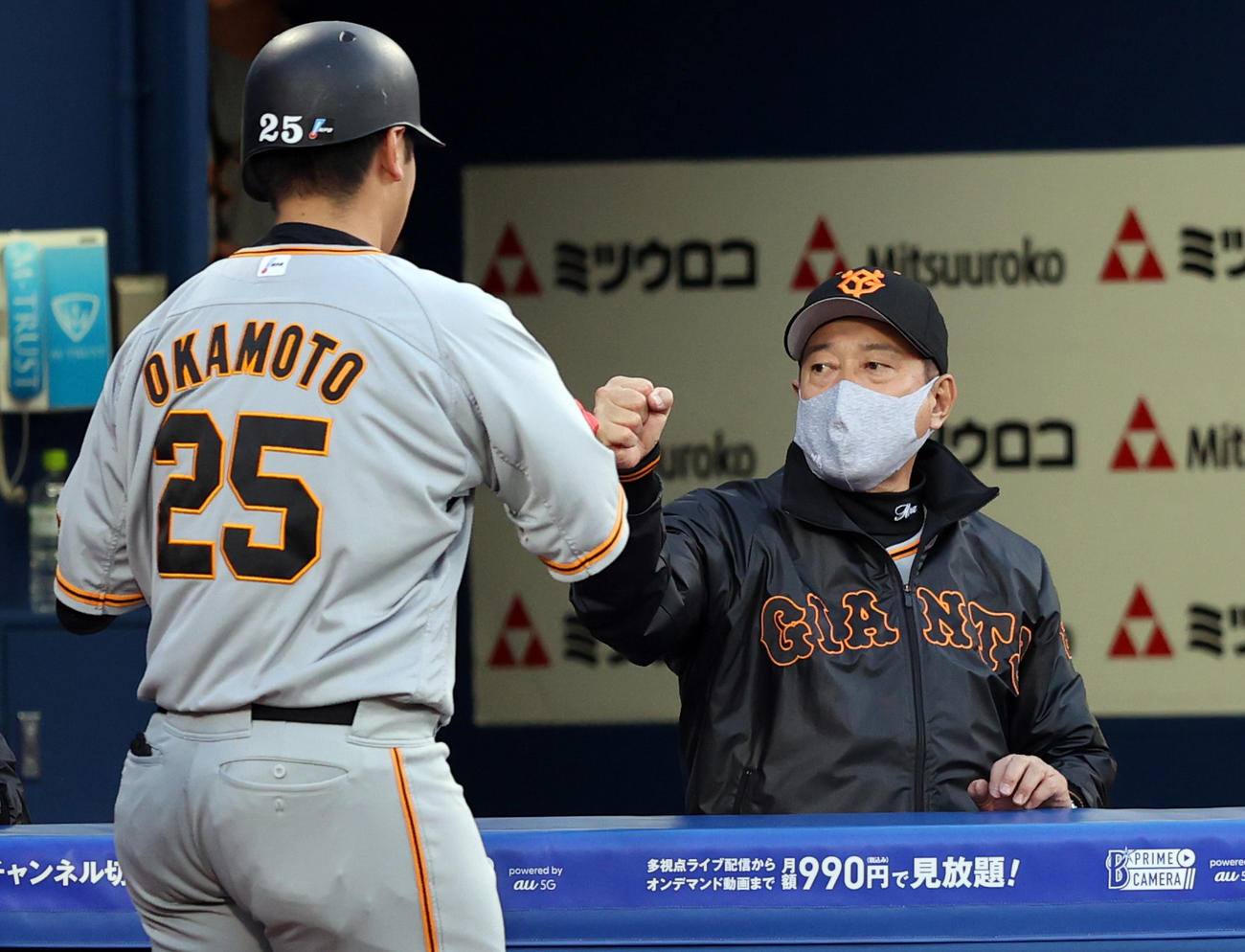 DeNA対巨人　1回表巨人2死一塁、先制2点本塁打を放った岡本和（手前）を迎える原監督（撮影・狩俣裕三）