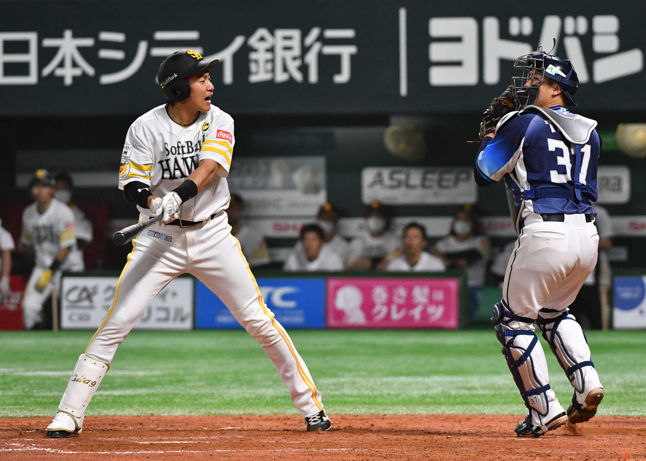 ソフトバンク対西武　5回裏ソフトバンク無死、柳田は空振り三振に倒れ、悔しげな表情を見せる。捕手は柘植（撮影・岩下翔太）