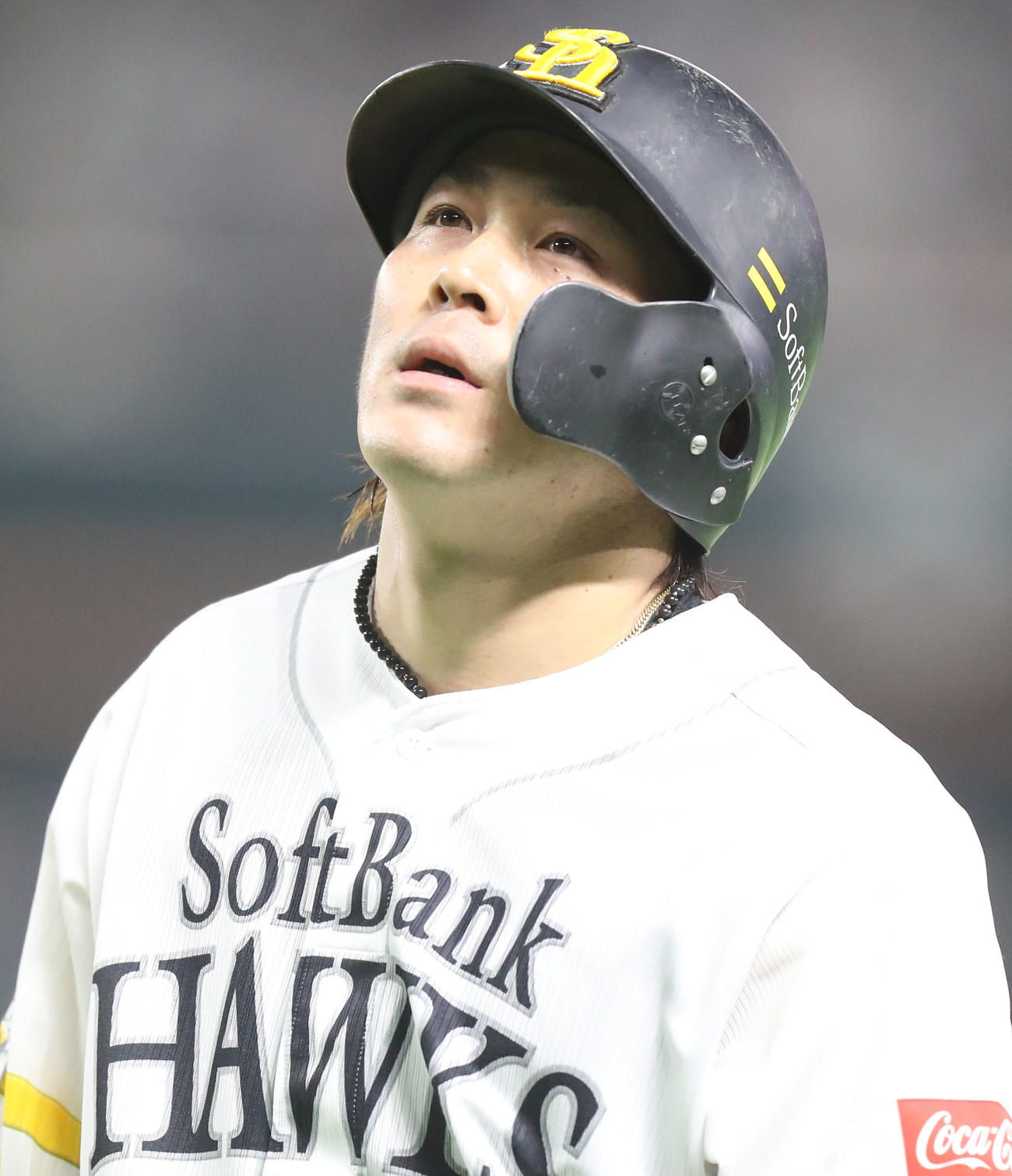 ソフトバンク対西武　4回裏ソフトバンク無死一塁、甲斐は犠打を失敗し併殺打となり、悔しげな表情を見せる（撮影・屋方直哉）