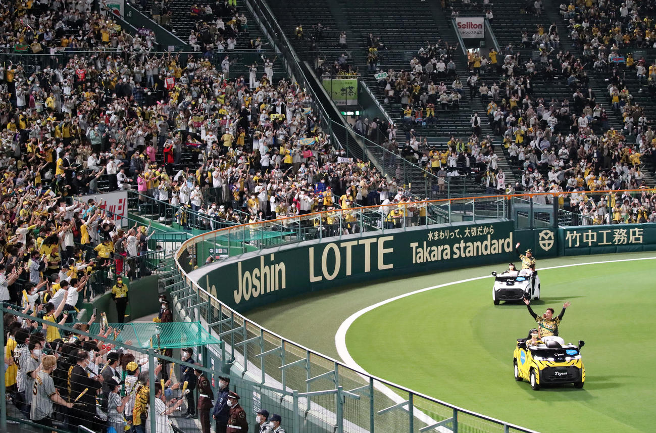 阪神対中日　中日に勝利しリリーフカーで場内1周する秋山（右）と岩崎（撮影・加藤哉）