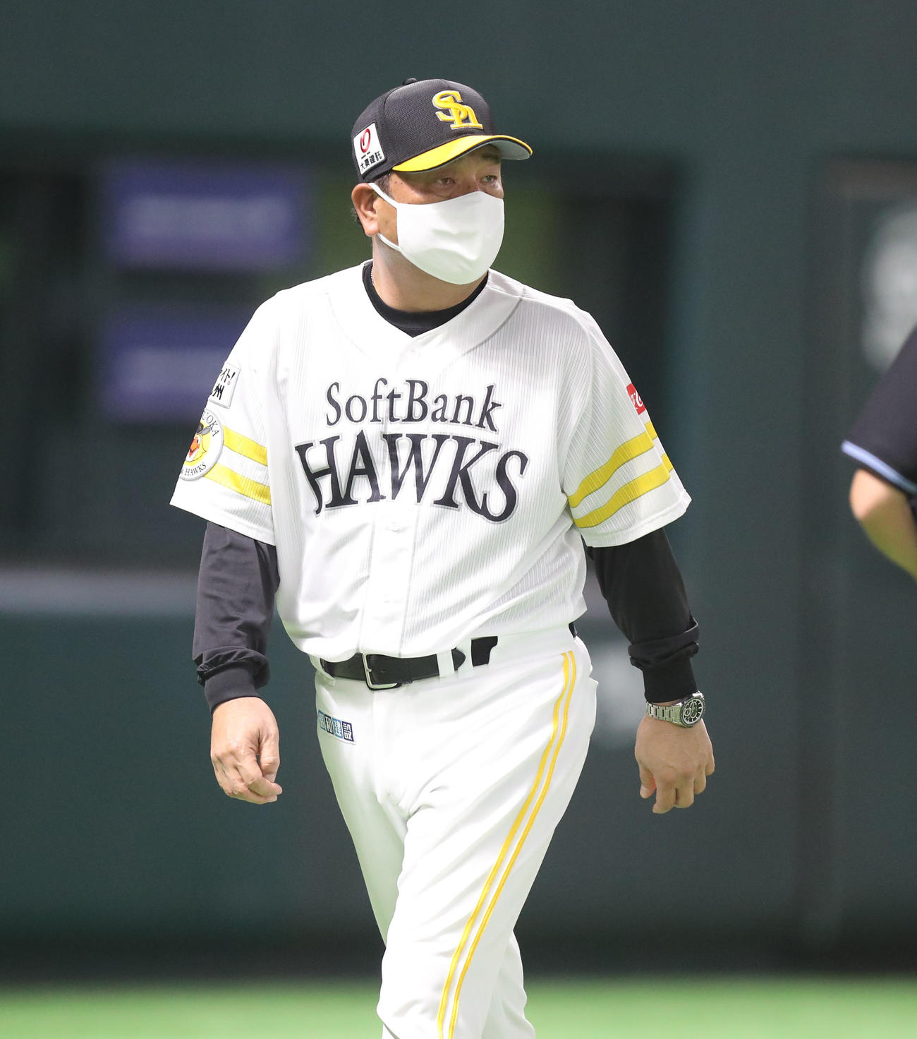 ソフトバンク対西武　5回表西武2死一、二塁、投手の交代を告げる藤本監督（撮影・屋方直哉）