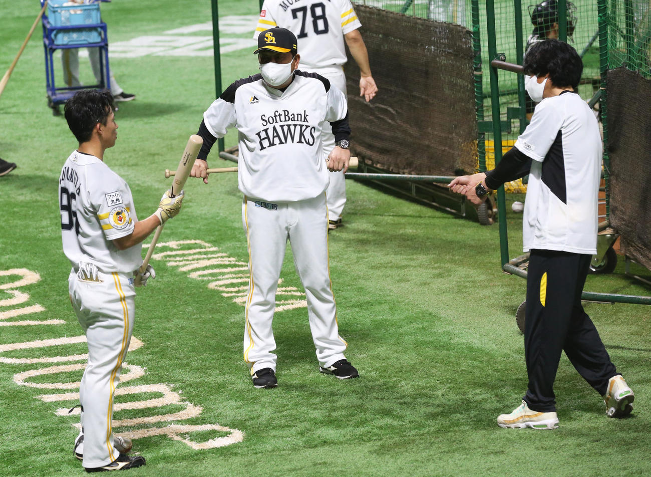 ソフトバンク対西武　野村勇（左）に指導する藤本監督（中央）と城島球団会長付特別アドバイザー（撮影・屋方直哉）