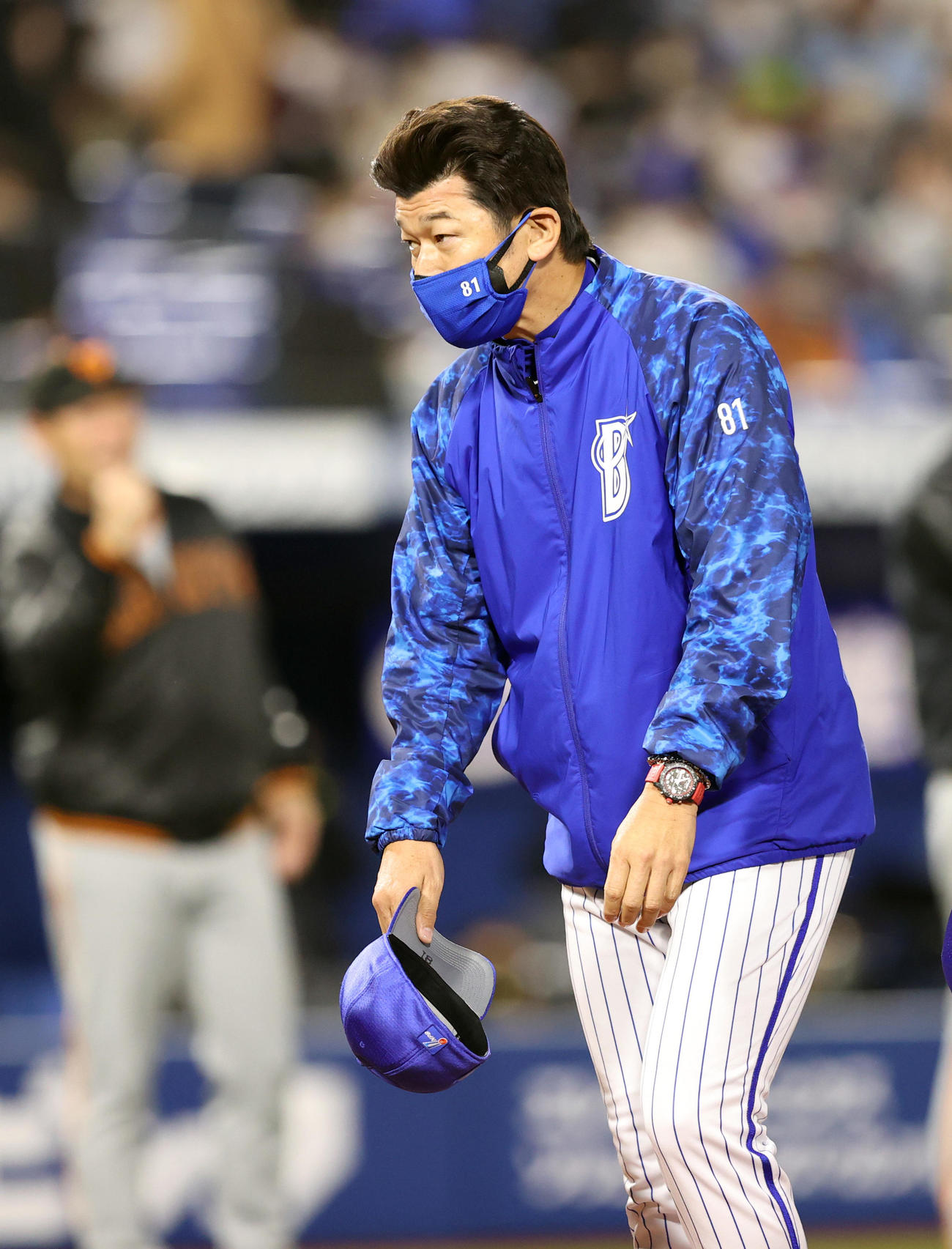 DeNA対巨人　試合に敗れ、ファンにあいさつする三浦監督（撮影・狩俣裕三）