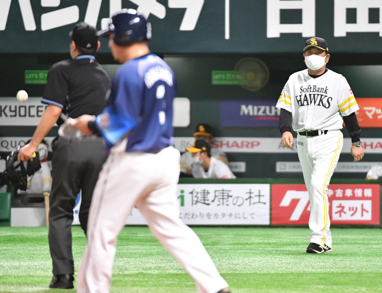 ソフトバンク対西武　5回表西武2死二塁、山川（手前）を申告敬遠し、投手の交代に向かう藤本監督（撮影・岩下翔太）