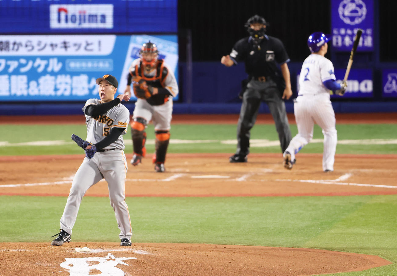 DeNA対巨人　9回裏DeNA2死、牧を空振り三振に仕留めグラブをたたく大勢（撮影・足立雅史）