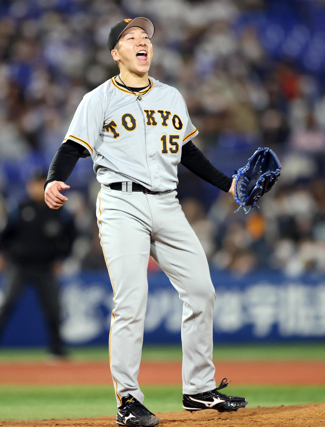 DeNA対巨人　9回裏DeNA2死、最後の打者牧を空振り三振に仕留め、雄たけびを上げる大勢（撮影・狩俣裕三）