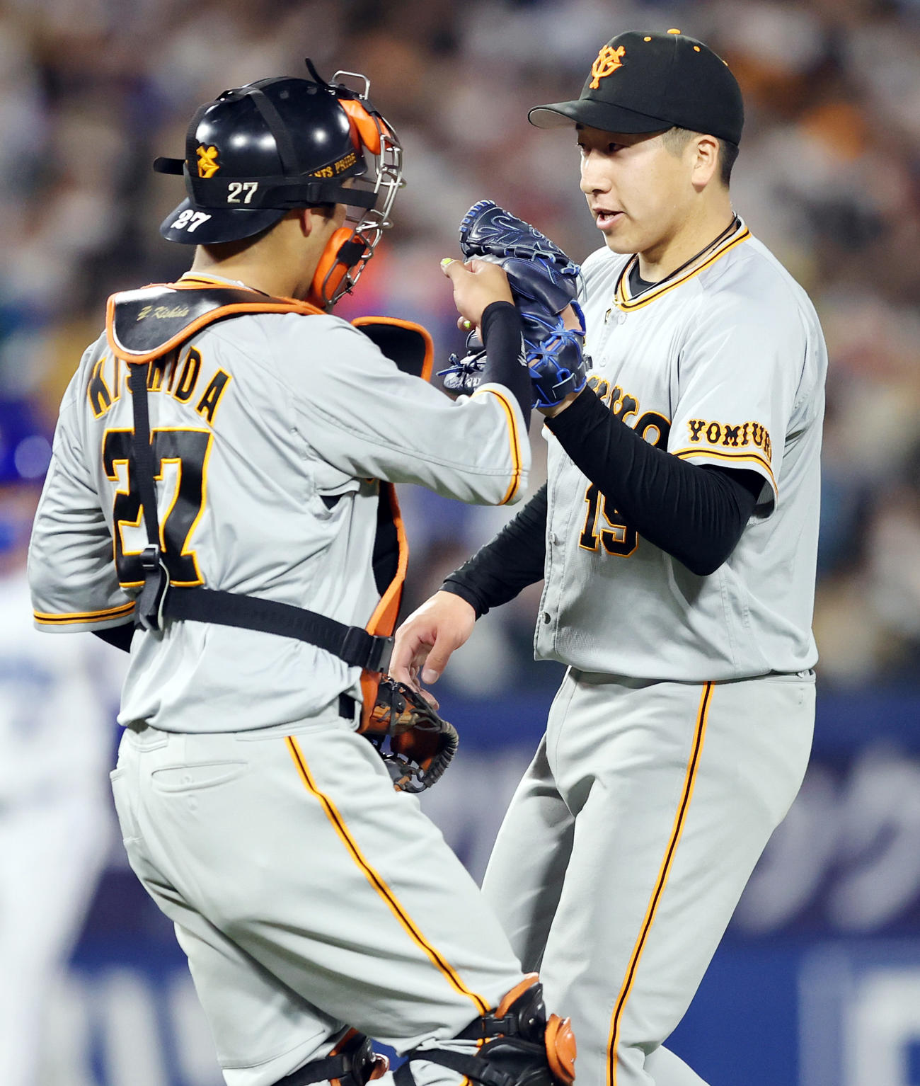 DeNA対巨人　試合後、岸田（左）とタッチを交わす大勢（撮影・狩俣裕三）