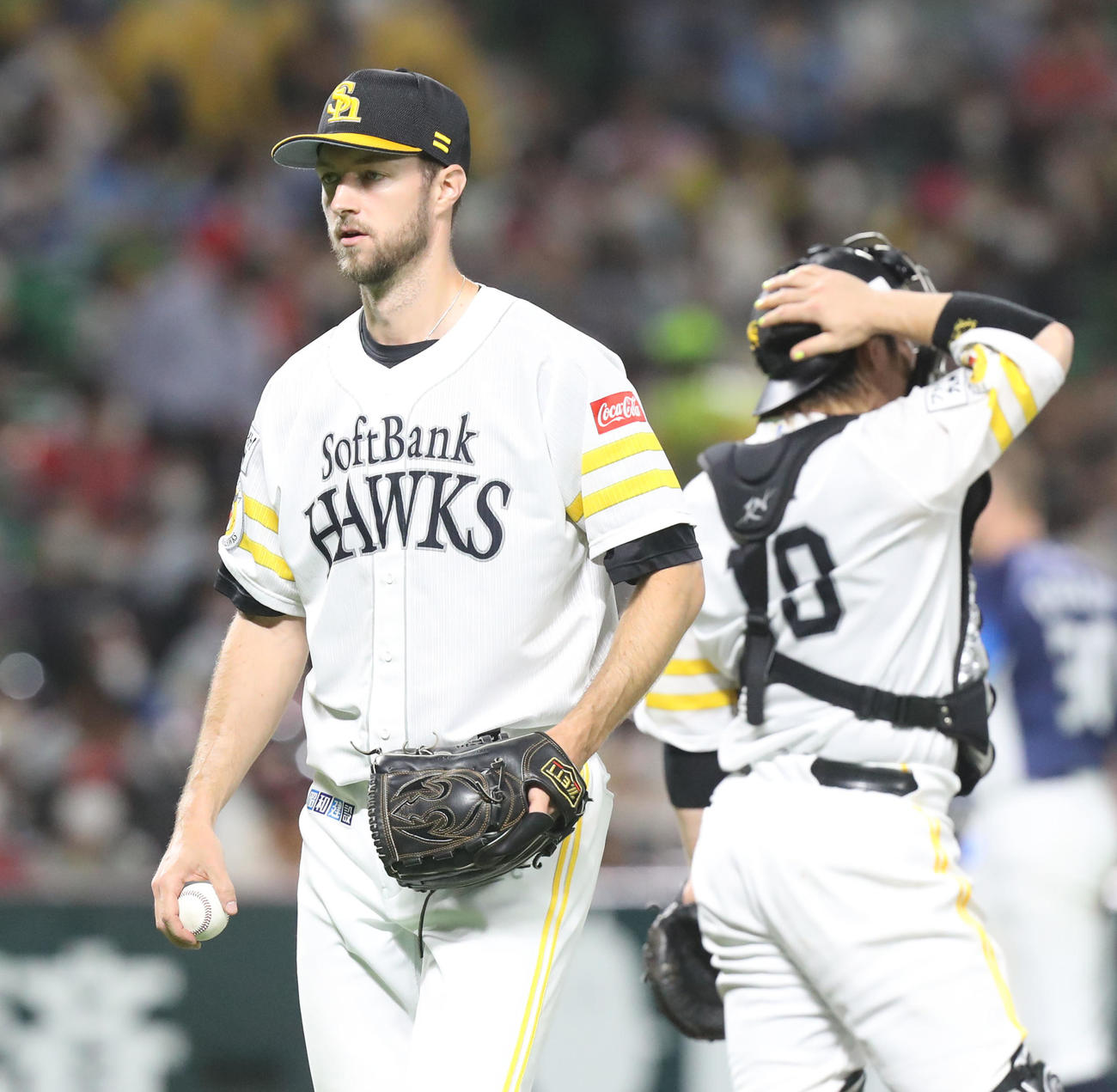 ソフトバンク対西武　5回表西武2死一、二塁、マウンドを降りるレイ（撮影・屋方直哉）
