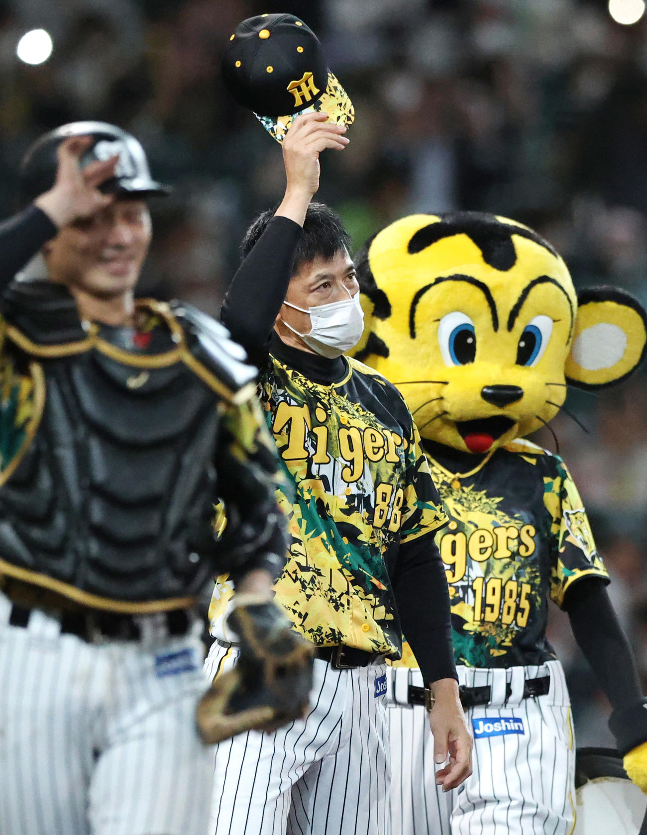 阪神対中日　阪神矢野監督（中央）は中日に勝利し、スタンドのファンに帽子を取ってあいさつする（撮影・上山淳一）