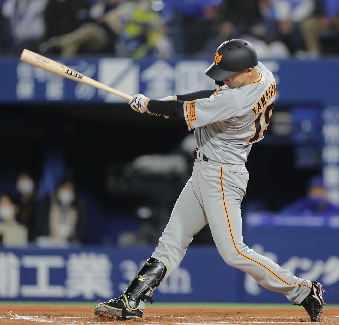 DeNA対巨人　6回表巨人2死三塁、右前適時打を放つ山崎伊（撮影・河田真司）