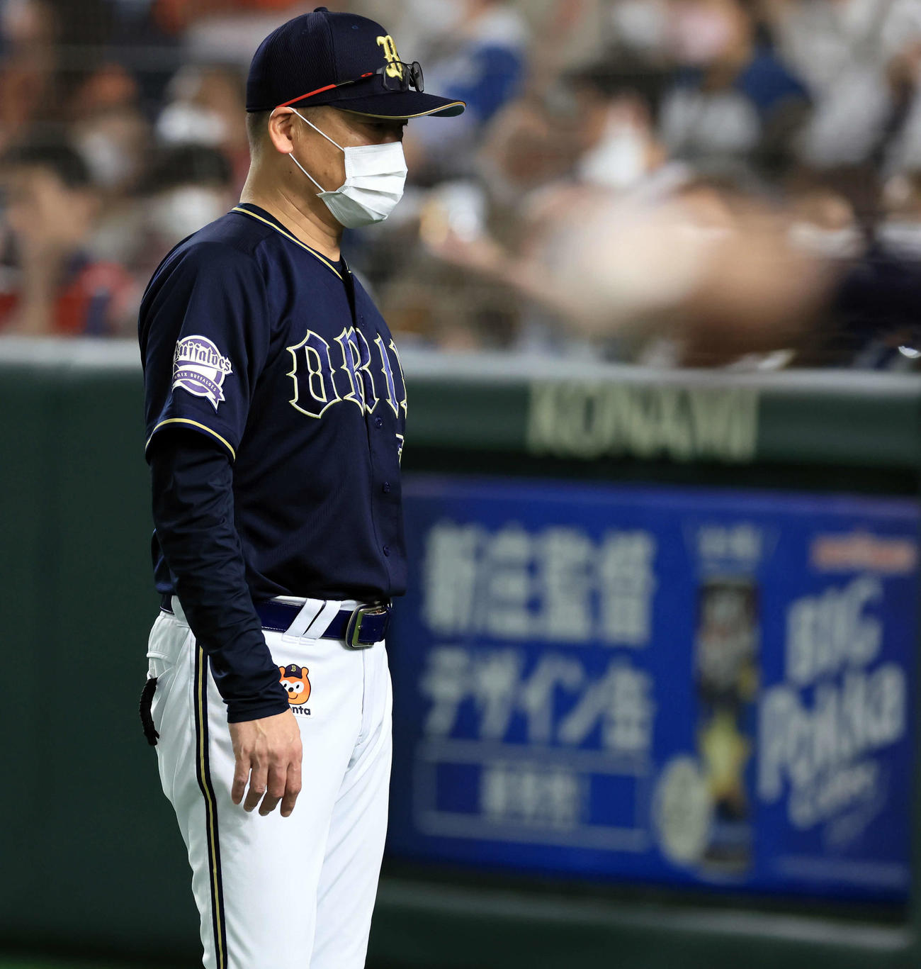日本ハム対オリックス　7回裏日本ハムの攻撃前、選手交代を告げたオリックス中嶋監督は新庄監督の看板を横目にベンチに引き揚げる（撮影・浅見桂子）