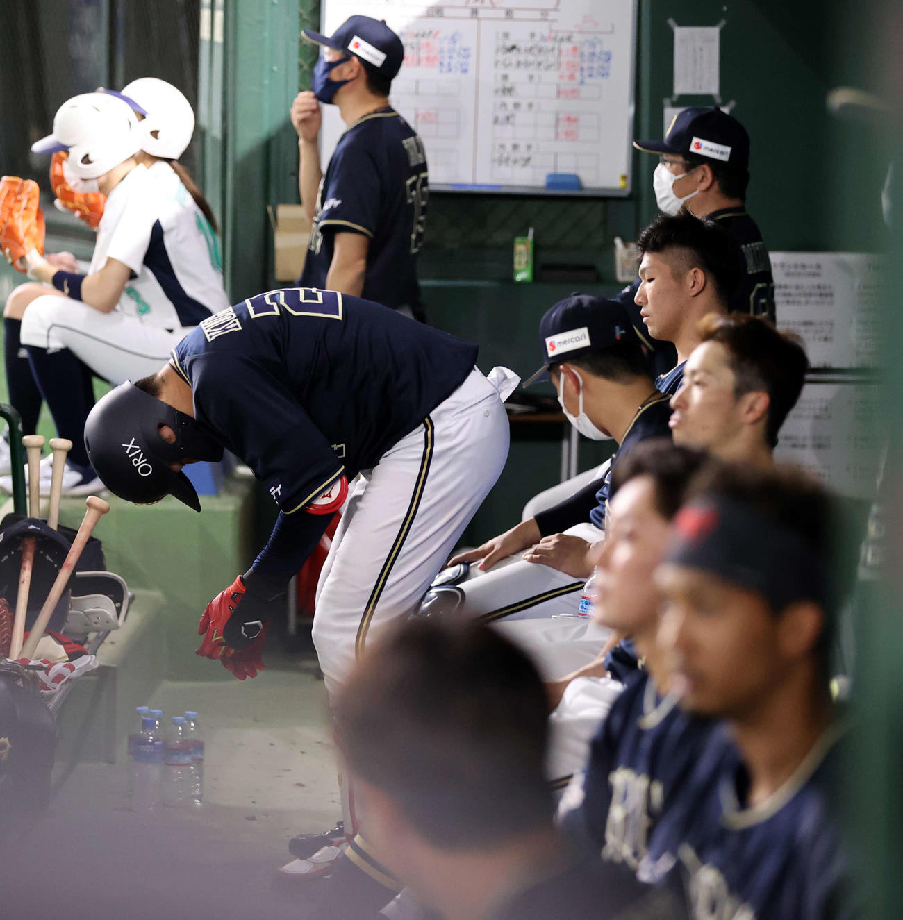 日本ハム対オリックス　6回表オリックス1死、紅林（中央）は三振に倒れ、がっくりとベンチに戻る（撮影・浅見桂子）