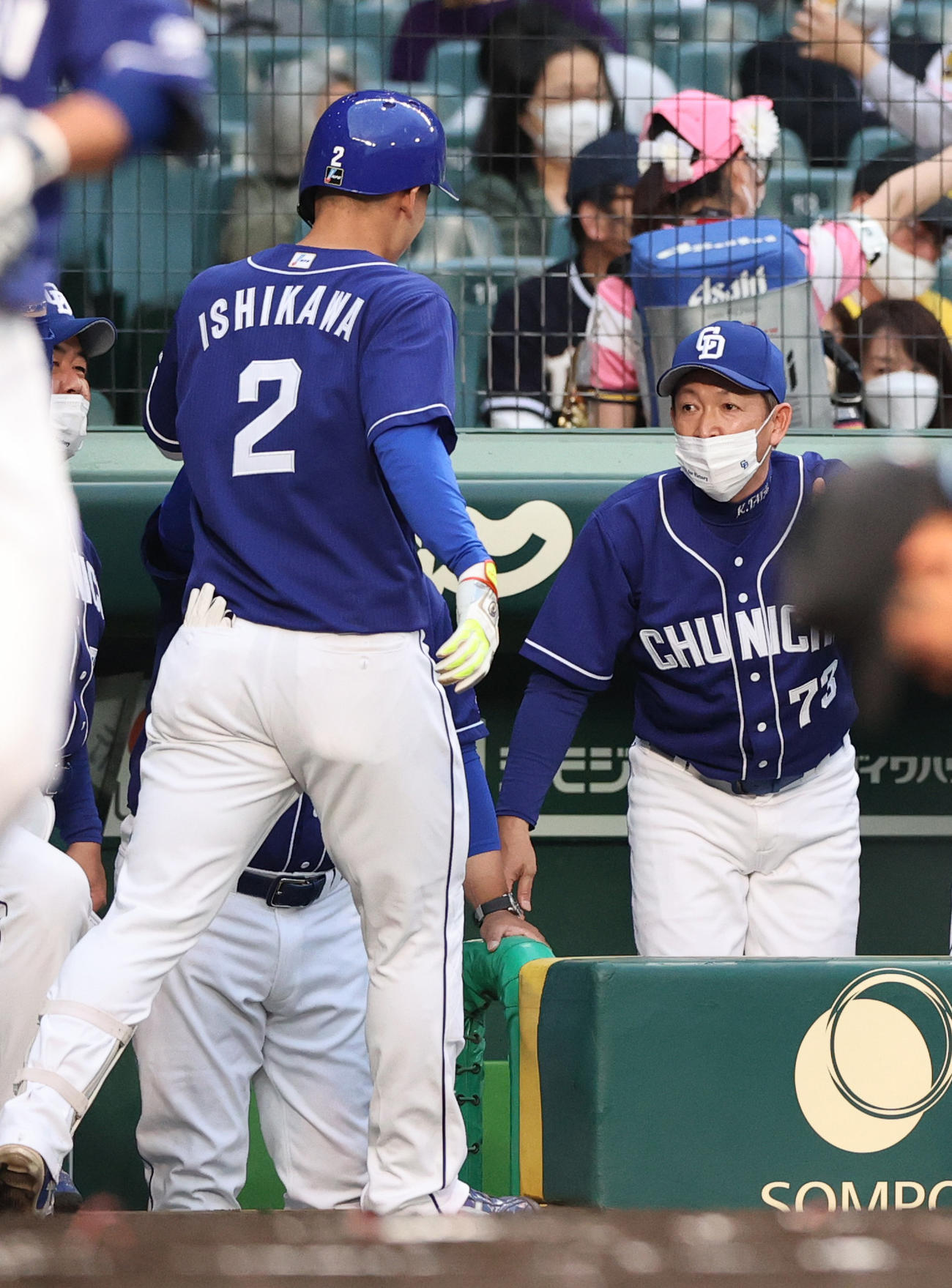 阪神対中日　2回表中日1死一塁、立浪監督（右）は先制の左越え2点本塁打を放った石川昂（手前）を出迎える（撮影・上山淳一）