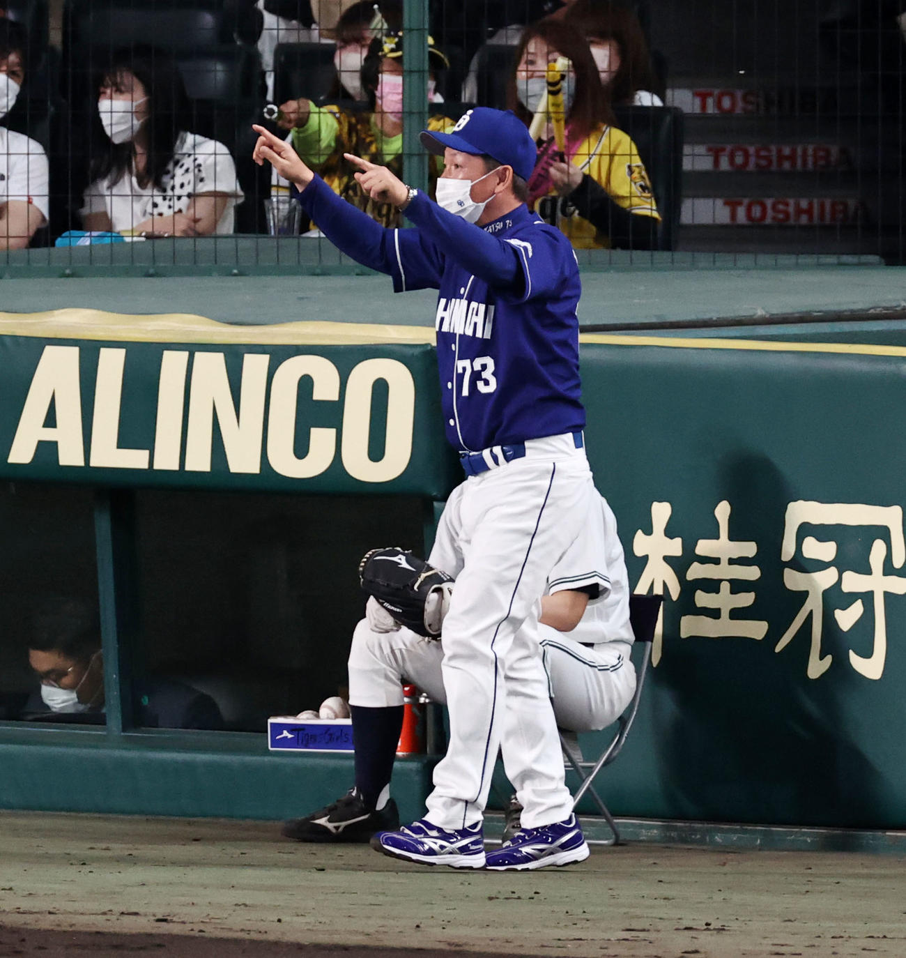 阪神対中日　4回裏阪神1死二、三塁、本塁判定にリクエストする立浪監督（撮影・加藤哉）