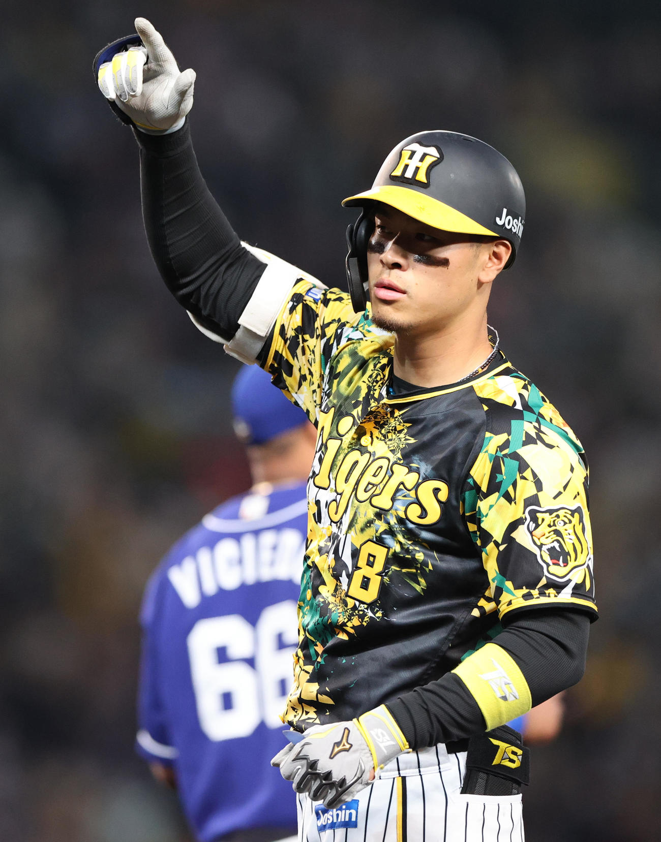 阪神対中日　4回裏阪神無死一塁、佐藤輝は右前打を放ちポーズを決める（撮影・上山淳一）