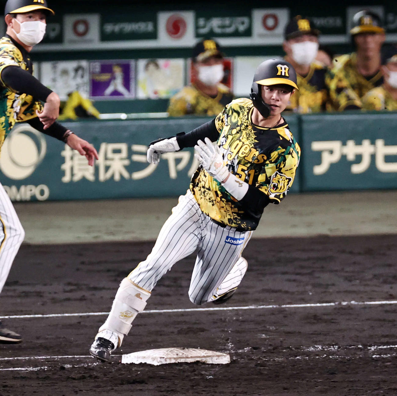 阪神対中日　5回裏阪神1死、中野は左越え打を放ち二塁に向かう（撮影・加藤哉）