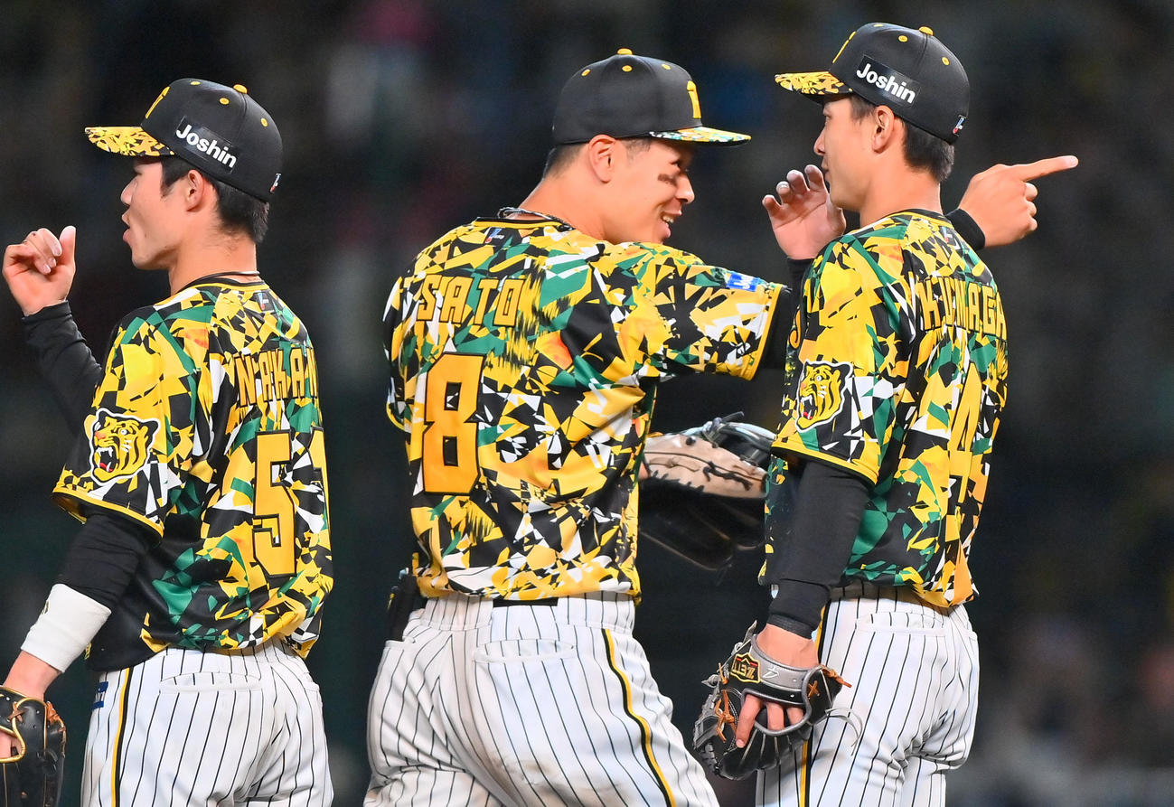 阪神対中日　中日に勝利しナインとタッチを交わす阪神佐藤輝（撮影・和賀正仁）