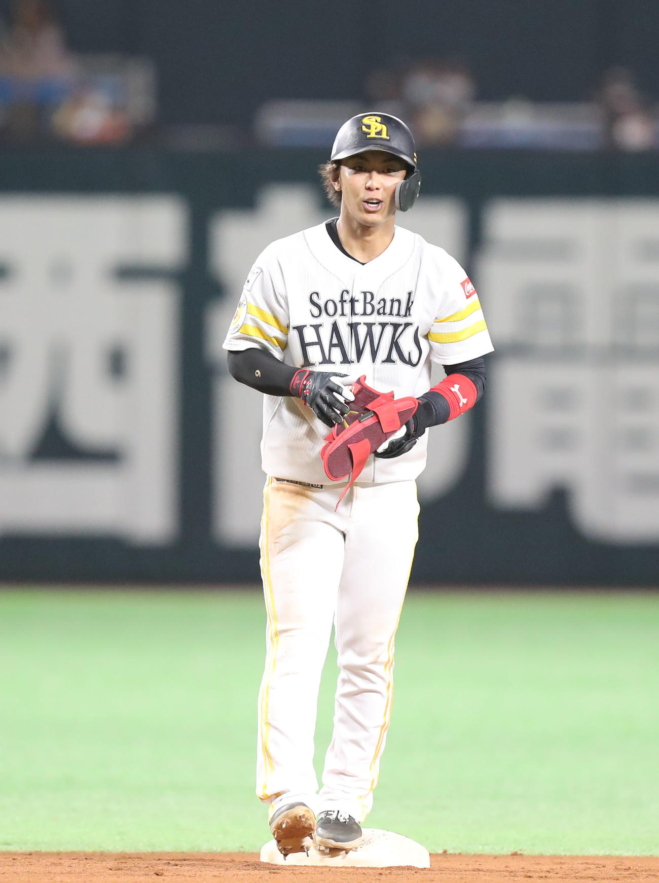ソフトバンク対西武　6回裏ソフトバンク1死、今宮は左翼線へ二塁打を放つ（撮影・屋方直哉）