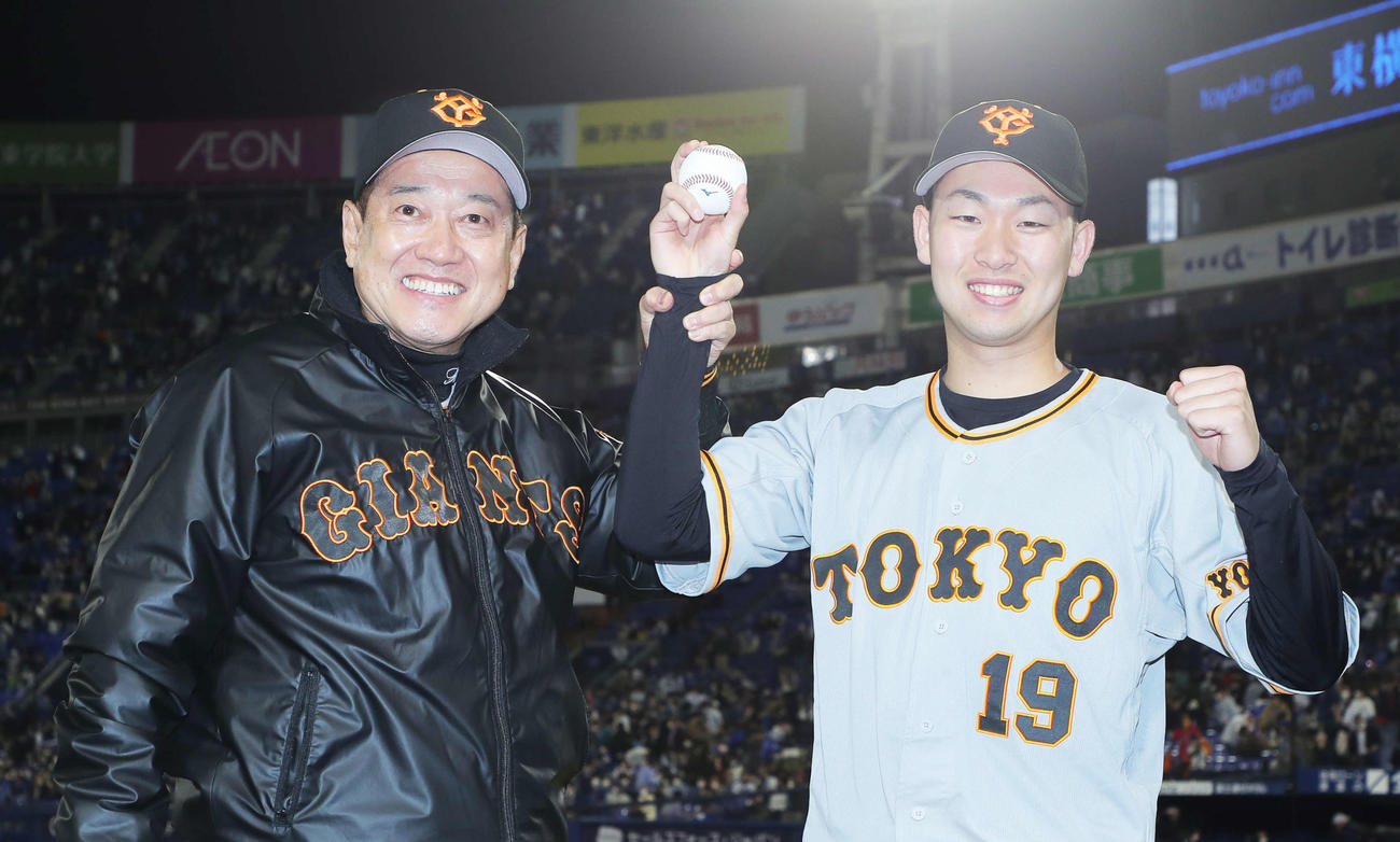 DeNA対巨人　プロ初勝利を納め、原辰徳監督（左）とウイニングボールを手に笑顔の巨人山崎伊（撮影・河田真司）