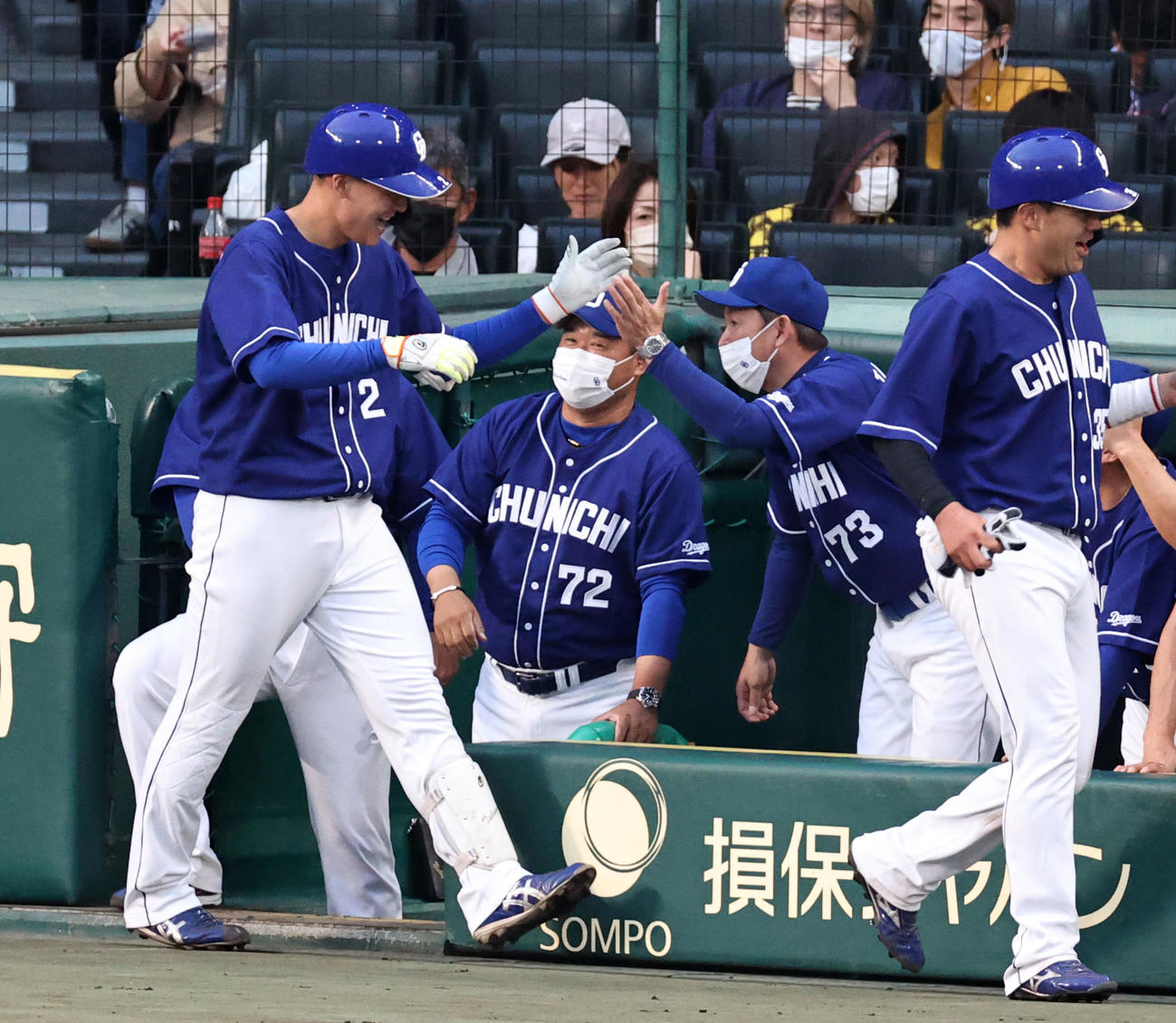 阪神対中日　2回表中日1死一塁、立浪監督は左越え2点本塁打を放った石川昂（左）をベンチで出迎える（撮影・加藤哉）